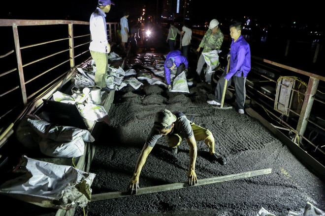 Trắng đêm cùng công nhân thay áo mới cho cầu Long Biên ảnh 13