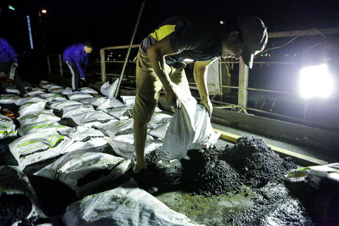 Trắng đêm cùng công nhân thay áo mới cho cầu Long Biên ảnh 10