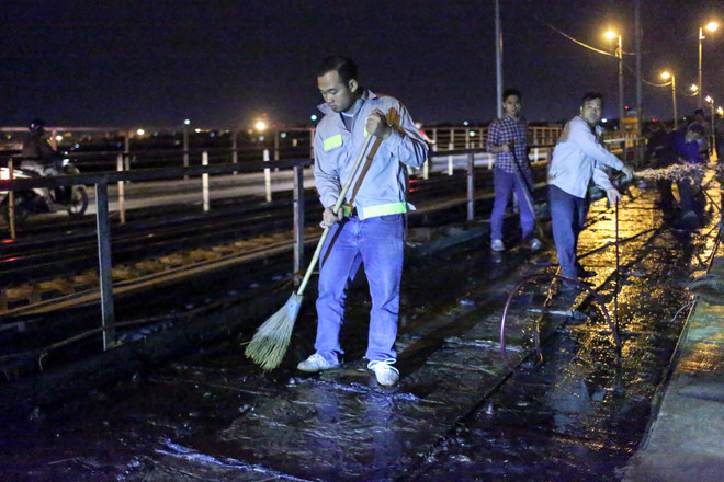 Trắng đêm cùng công nhân thay áo mới cho cầu Long Biên ảnh 9