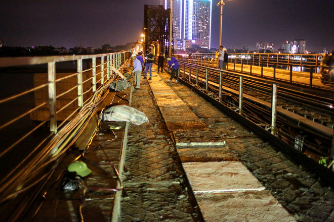 Trắng đêm cùng công nhân thay áo mới cho cầu Long Biên ảnh 7