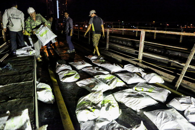 Trắng đêm cùng công nhân thay áo mới cho cầu Long Biên ảnh 11