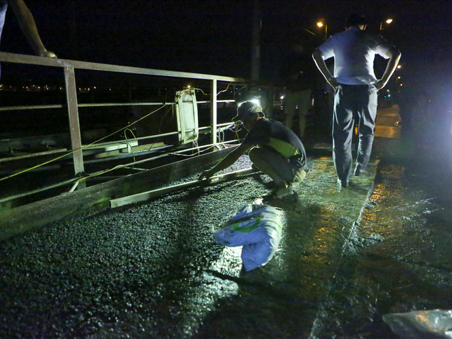 Trắng đêm cùng công nhân thay áo mới cho cầu Long Biên ảnh 12