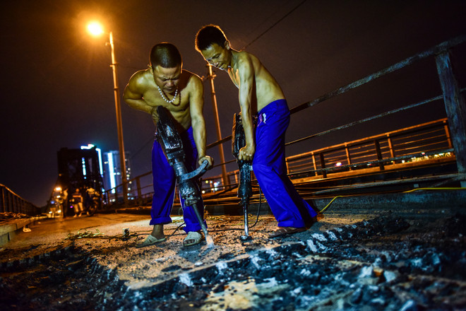 Trắng đêm cùng công nhân thay áo mới cho cầu Long Biên ảnh 5