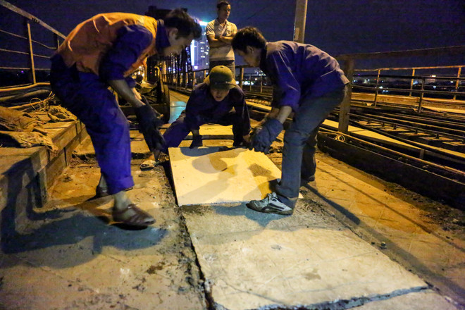 Trắng đêm cùng công nhân thay áo mới cho cầu Long Biên ảnh 6