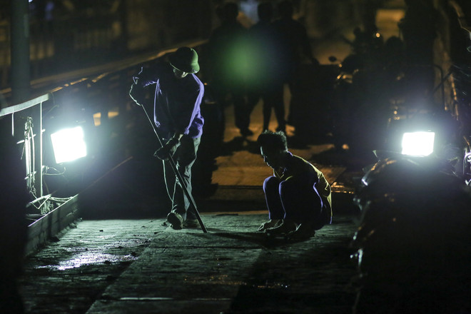 Trắng đêm cùng công nhân thay áo mới cho cầu Long Biên ảnh 1