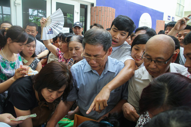 [Video] Phụ huynh chen nhau mua hồ sơ ở trường Lương Thế Vinh ảnh 1