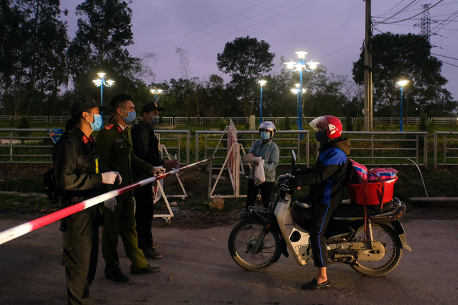 Sinh viên Nhiếp ảnh 'ăn ngủ' cùng COVID-19 để làm bài tốt nghiệp ảnh 6