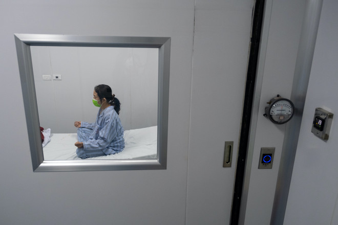 Sinh viên Nhiếp ảnh 'ăn ngủ' cùng COVID-19 để làm bài tốt nghiệp ảnh 11