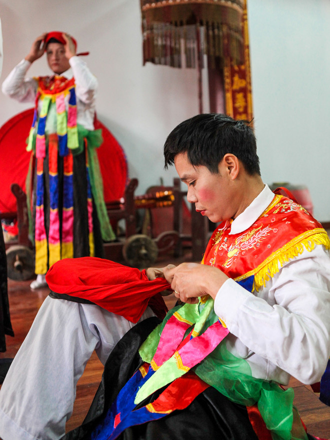 Ngày Xuân xem trai làng trang điểm, đánh bồng múa đĩ lả lơi ảnh 2