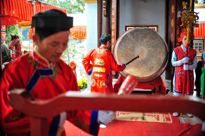 Ngày Xuân xem trai làng trang điểm, đánh bồng múa đĩ lả lơi ảnh 9