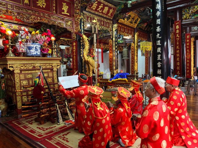 Ngày Xuân xem trai làng trang điểm, đánh bồng múa đĩ lả lơi ảnh 8