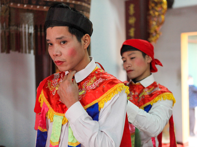 Ngày Xuân xem trai làng trang điểm, đánh bồng múa đĩ lả lơi ảnh 1