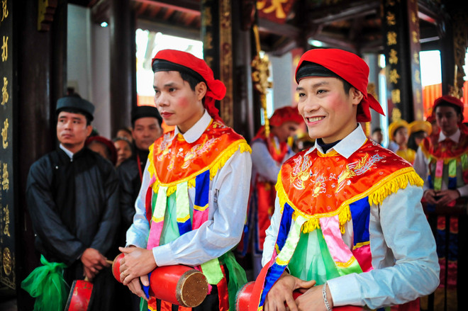 Ngày Xuân xem trai làng trang điểm, đánh bồng múa đĩ lả lơi ảnh 7