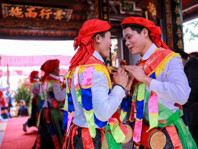 Ngày Xuân xem trai làng trang điểm, đánh bồng múa đĩ lả lơi ảnh 15