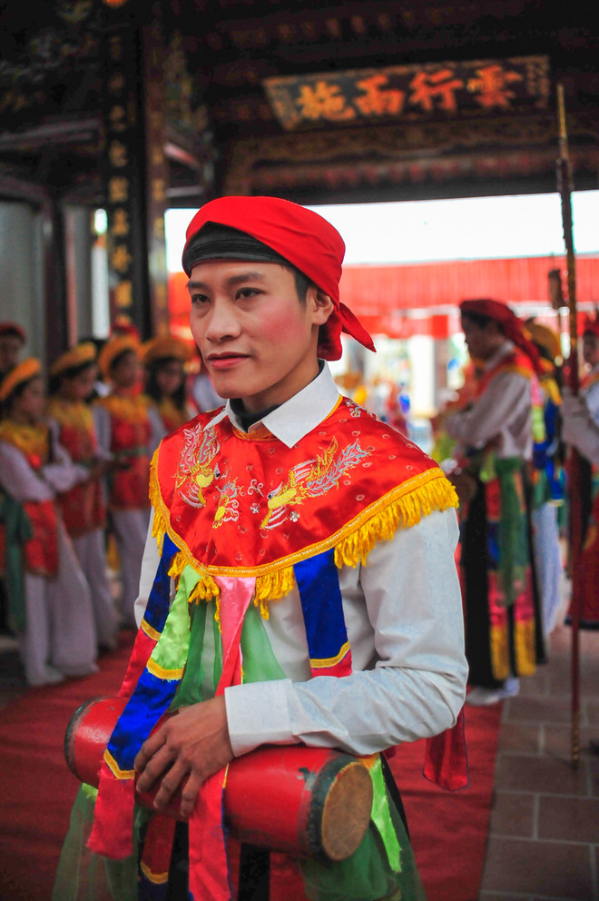 Ngày Xuân xem trai làng trang điểm, đánh bồng múa đĩ lả lơi ảnh 11