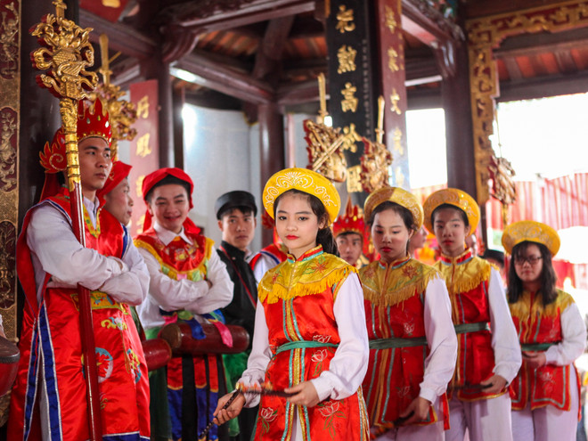 Ngày Xuân xem trai làng trang điểm, đánh bồng múa đĩ lả lơi ảnh 10