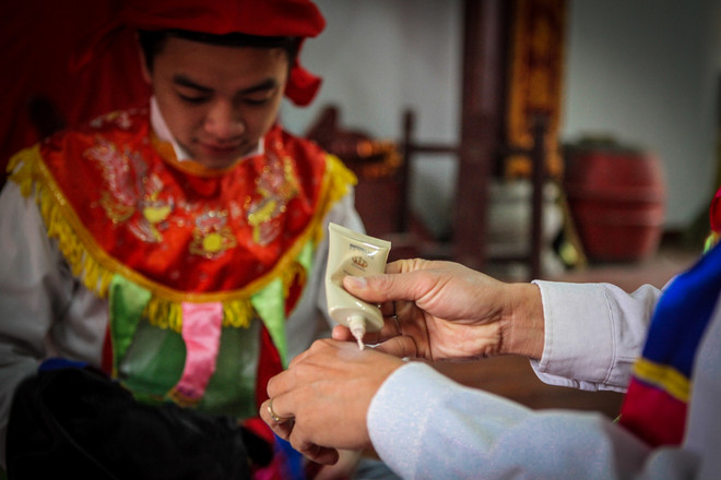 Ngày Xuân xem trai làng trang điểm, đánh bồng múa đĩ lả lơi ảnh 4