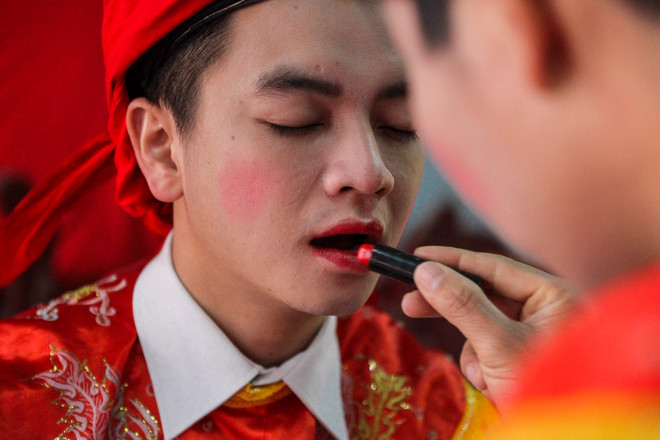 Ngày Xuân xem trai làng trang điểm, đánh bồng múa đĩ lả lơi ảnh 6