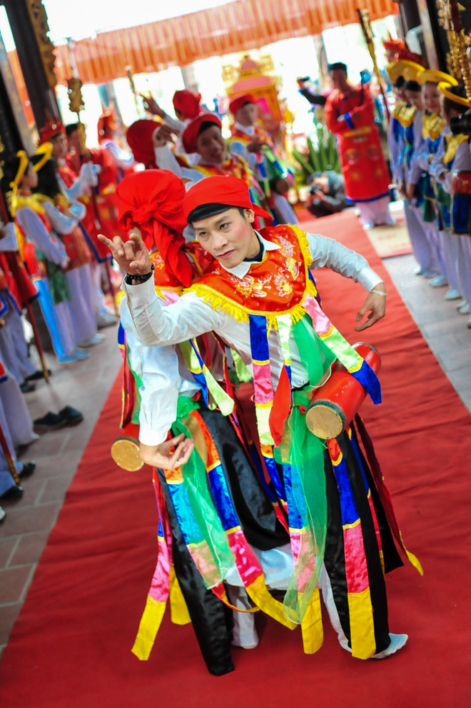 Ngày Xuân xem trai làng trang điểm, đánh bồng múa đĩ lả lơi ảnh 13