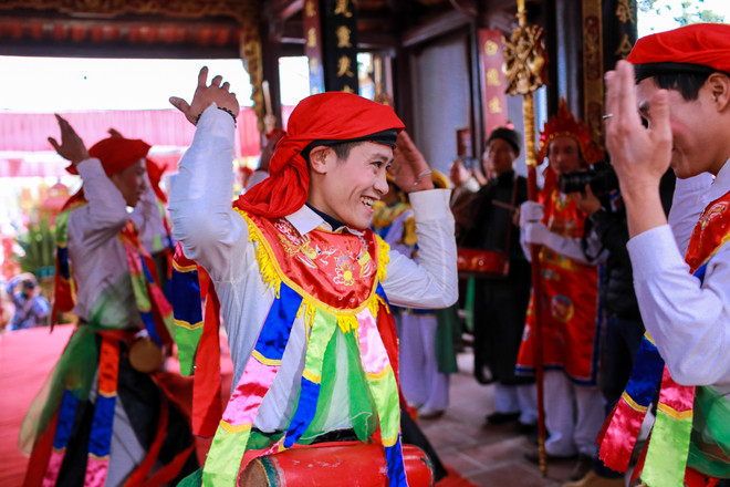 Ngày Xuân xem trai làng trang điểm, đánh bồng múa đĩ lả lơi ảnh 14