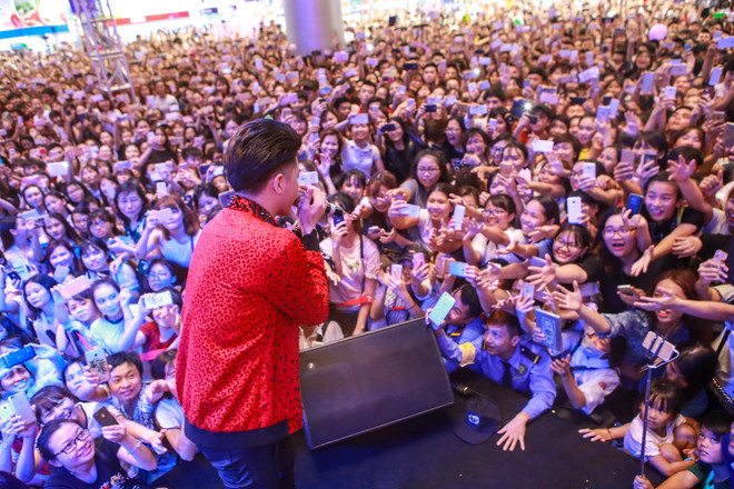 Khán giả trẻ Thủ đô&nbsp;phát cuồng với ca sỹ&nbsp;Noo Phước Thịnh ảnh 12