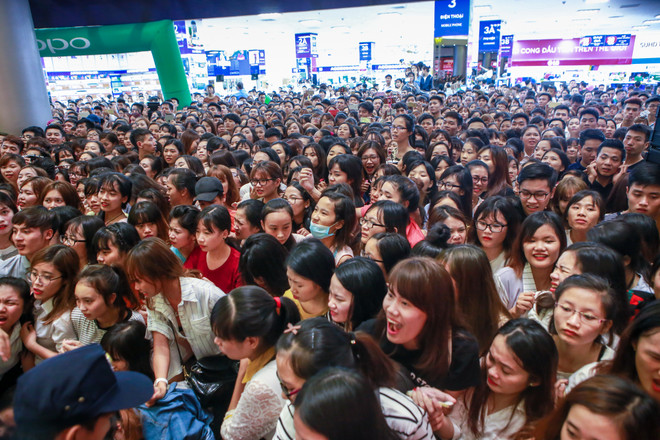 Khán giả trẻ Thủ đô&nbsp;phát cuồng với ca sỹ&nbsp;Noo Phước Thịnh ảnh 2