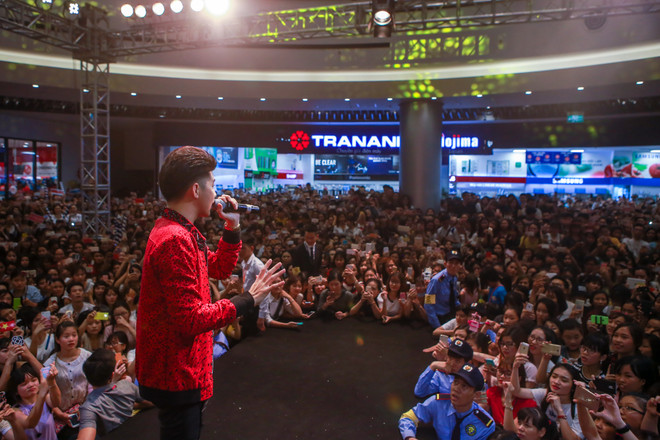 Khán giả trẻ Thủ đô&nbsp;phát cuồng với ca sỹ&nbsp;Noo Phước Thịnh ảnh 10