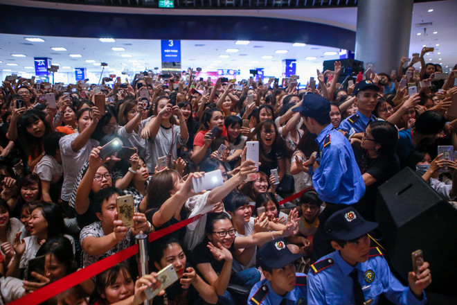 Khán giả trẻ Thủ đô&nbsp;phát cuồng với ca sỹ&nbsp;Noo Phước Thịnh ảnh 5