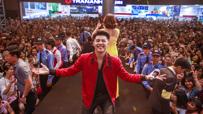 Khán giả trẻ Thủ đô&nbsp;phát cuồng với ca sỹ&nbsp;Noo Phước Thịnh ảnh 13