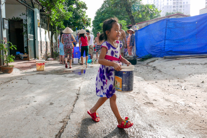 Hà Nội: Dùng xe bồn "giải cứu" khu dân cư 9 ngày mất nước sinh hoạt ảnh 13