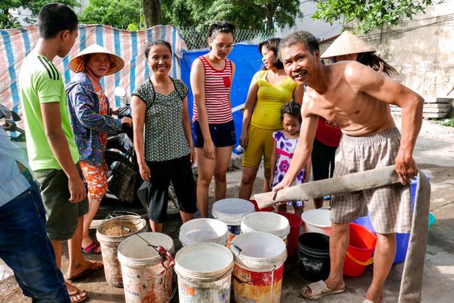 Hà Nội: Dùng xe bồn "giải cứu" khu dân cư 9 ngày mất nước sinh hoạt ảnh 4