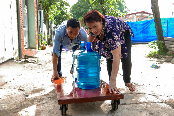 Hà Nội: Dùng xe bồn "giải cứu" khu dân cư 9 ngày mất nước sinh hoạt ảnh 11