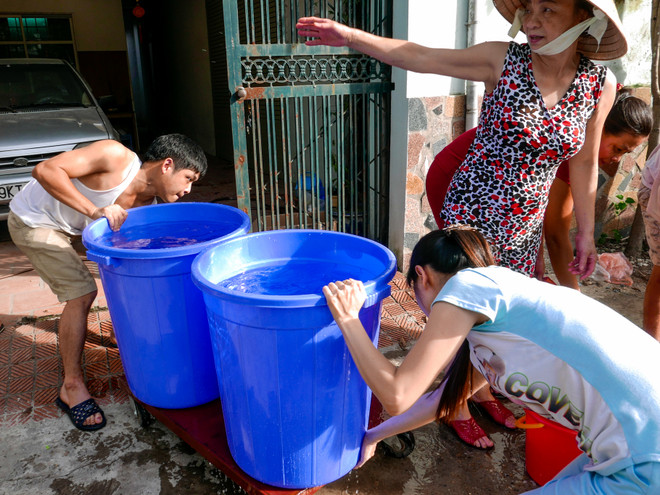 Hà Nội: Dùng xe bồn "giải cứu" khu dân cư 9 ngày mất nước sinh hoạt ảnh 12
