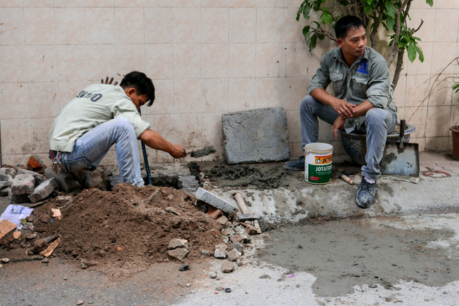 Hà Nội: Dùng xe bồn "giải cứu" khu dân cư 9 ngày mất nước sinh hoạt ảnh 7