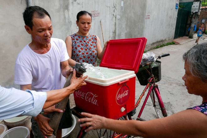 Hà Nội: Dùng xe bồn "giải cứu" khu dân cư 9 ngày mất nước sinh hoạt ảnh 8