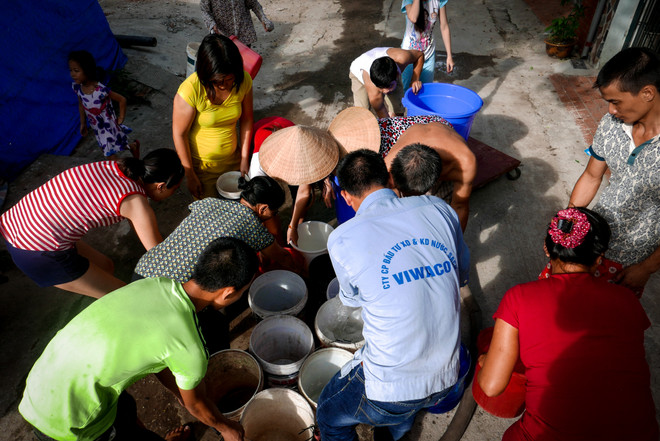 Hà Nội: Dùng xe bồn "giải cứu" khu dân cư 9 ngày mất nước sinh hoạt ảnh 3