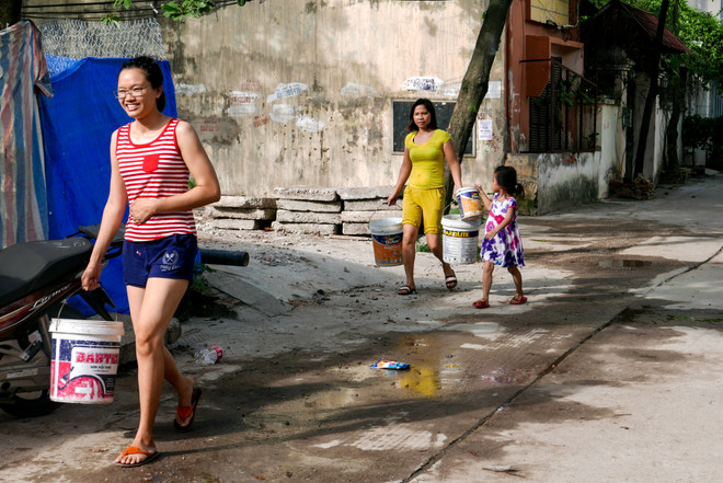 Hà Nội: Dùng xe bồn "giải cứu" khu dân cư 9 ngày mất nước sinh hoạt ảnh 2