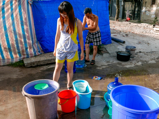 Hà Nội: Dùng xe bồn "giải cứu" khu dân cư 9 ngày mất nước sinh hoạt ảnh 9