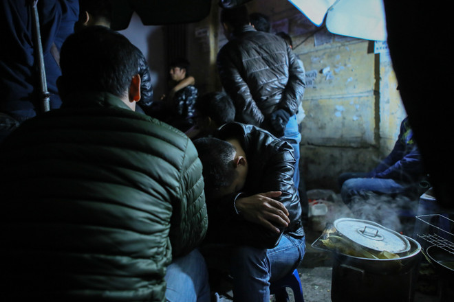 Hà Nội: Cả trăm người dân "bám trụ" suốt đêm chờ tiêm vắcxin cho con ảnh 16