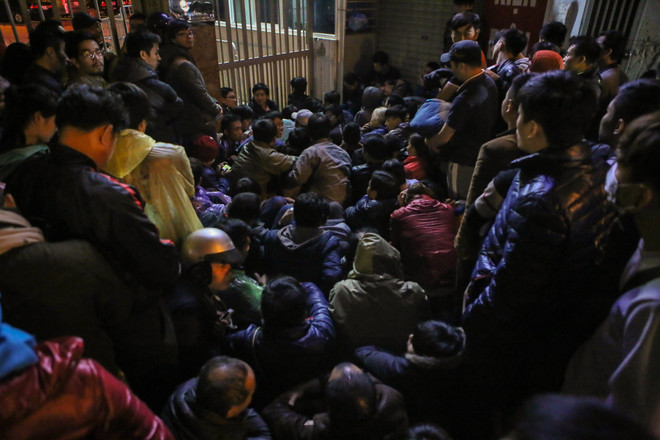 Hà Nội: Cả trăm người dân "bám trụ" suốt đêm chờ tiêm vắcxin cho con ảnh 3