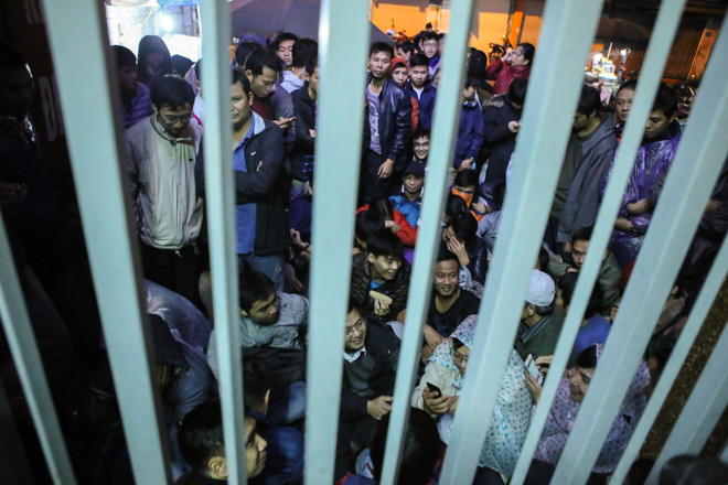 Hà Nội: Cả trăm người dân "bám trụ" suốt đêm chờ tiêm vắcxin cho con ảnh 4