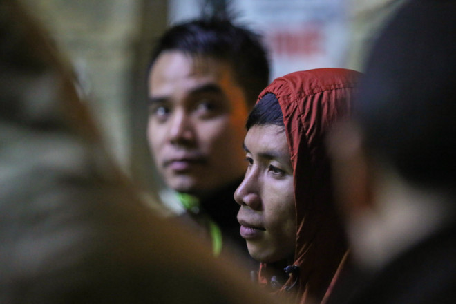 Hà Nội: Cả trăm người dân "bám trụ" suốt đêm chờ tiêm vắcxin cho con ảnh 11