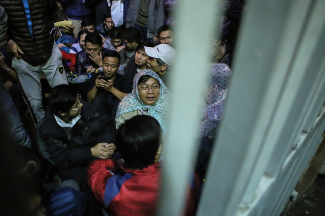 Hà Nội: Cả trăm người dân "bám trụ" suốt đêm chờ tiêm vắcxin cho con ảnh 5