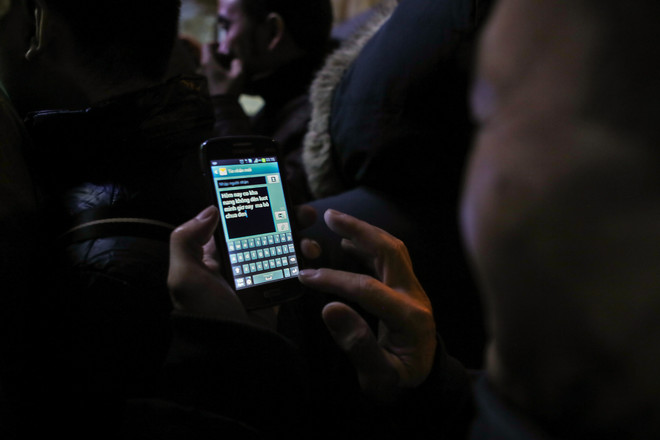 Hà Nội: Cả trăm người dân "bám trụ" suốt đêm chờ tiêm vắcxin cho con ảnh 15