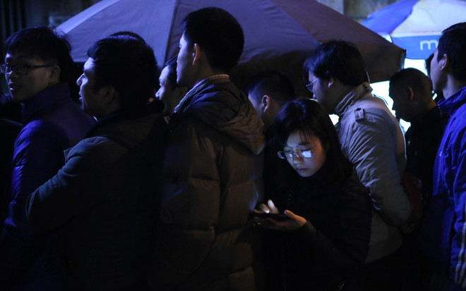 Hà Nội: Cả trăm người dân "bám trụ" suốt đêm chờ tiêm vắcxin cho con ảnh 12