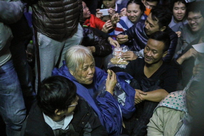 Hà Nội: Cả trăm người dân "bám trụ" suốt đêm chờ tiêm vắcxin cho con ảnh 7