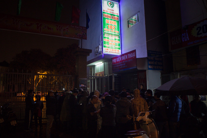 Hà Nội: Cả trăm người dân "bám trụ" suốt đêm chờ tiêm vắcxin cho con ảnh 2