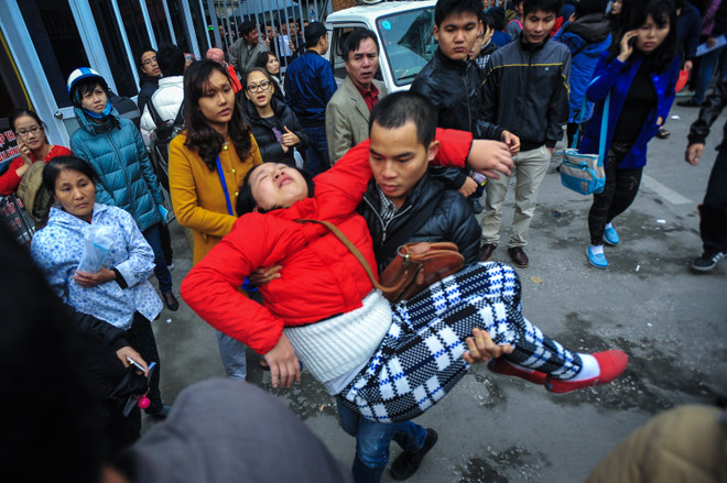 Hoãn tiêm vắcxin 5 trong 1 vì chen lấn xô đẩy đến ngất xỉu ảnh 8