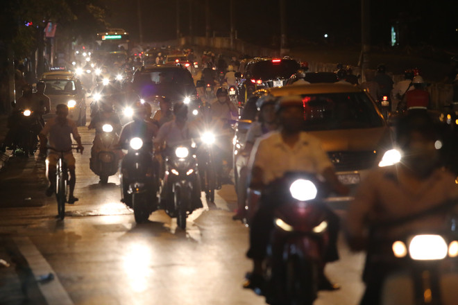 Hà Nội: Đường Kim Mã bị chia đôi gây ùn tắc từ sáng đến tối ảnh 18