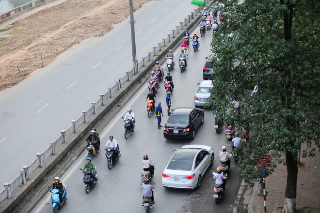 Hà Nội: Đường Kim Mã bị chia đôi gây ùn tắc từ sáng đến tối ảnh 3